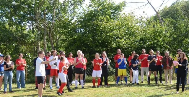 photo  le salut de tous les bénévoles et les applaudissements à la fin du festival.  &copy;  compagnie la part de l’ombre. 