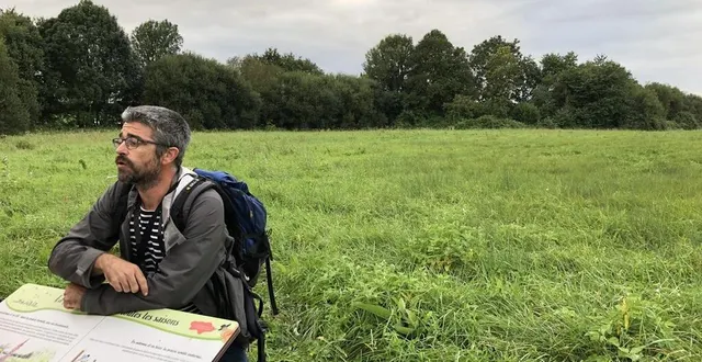 photo  mathieu brossard, éducateur à l’environnement au centre permanent d’initiatives pour l’environnement (cpie) des vallées de la sarthe et du loir, a présenté le sentier d’interprétation de la zone humide d’arthezé, près de la flèche (sarthe), aux élus venus l’inaugurer, ce mardi 10 septembre 2024.  &copy;  ouest-france 