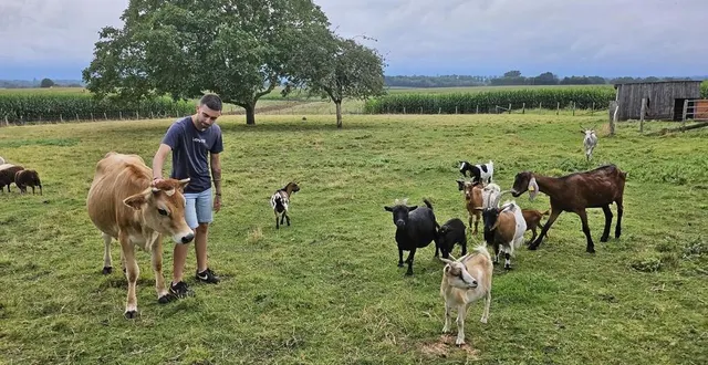 photo  antoine gosnet, parmi ses animaux.  &copy;  le maine libre. 