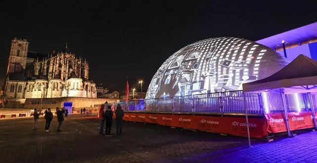 photo  quelques badauds s’étaient attardés devant le dôme, lors du dernier le mans sonore, en janvier, pour écouter la musique et admirer le cadre, les projections, l’ambiance irréelle…  &copy;  archives ouest-france 