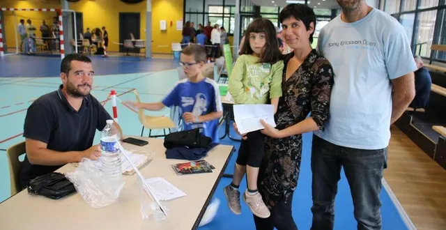 photo  florian bois, à gauche, a présenté à christelle et ludovic l’association sportive du chédouet section football.  &copy;  le maine libre 