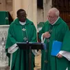 photo  le père jean-louis ngabonzima et le père alain paillard sur l’autel de l’église 