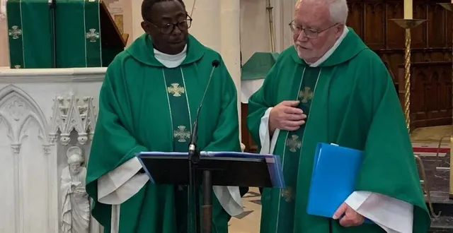 photo  le père jean-louis ngabonzima et le père alain paillard sur l’autel de l’église  &copy;  le maine libre 