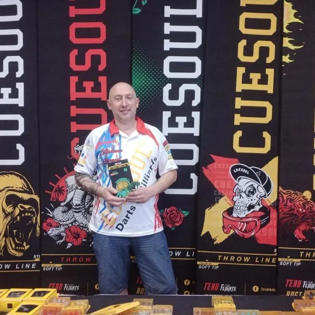 photo stéphane girard a installé sa boutique d’articles de fléchettes à l’open de loué.  ©  ouest-france