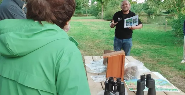 photo  johannic chevreau initie le public à la connaissance des oiseaux lors du lancement de l’abc haute sarthe alpes mancelles, au bord de l’étang communal de saint-paul-le-gaultier.  &copy;  ouest-france 
