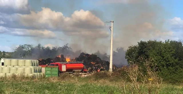 photo  l’incendie a détruit cette exploitation agricole.  &copy;  le maine libre 