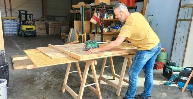 photo  jérôme zucconi, en train de réaliser les pièces de charpente de la cabane pour enfant, qui sera terminée lors du chantier participatif.  &copy;  logis nature 
