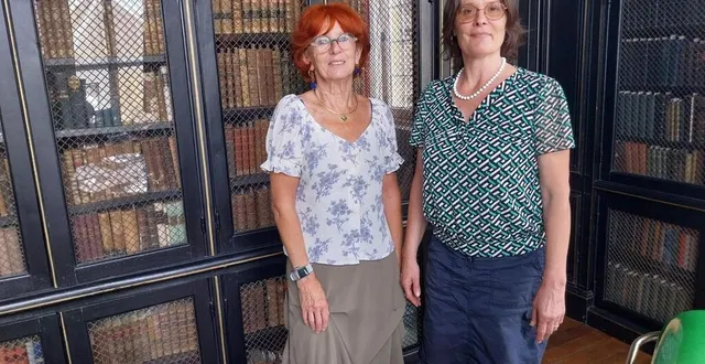 photo  joëlle tanguy, adjointe à la culture et aux loisirs, et joëlle guillouard, directrice de la médiathèque, devant les ouvrages de la bibliothèque de contades, à la mairie.  &copy;  ouest-france 