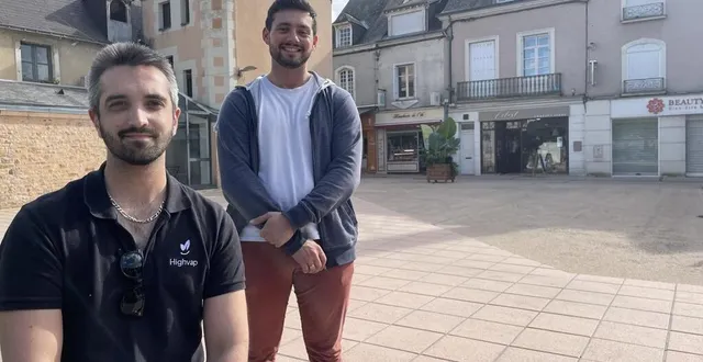 photo  vincent lorre et thibaud métayer, deux des quatre coprésidents des vitrines de sablé, place dom-guéranger où le vide-greniers sera installé le dimanche 15 septembre 2024.  &copy;  le maine libre 