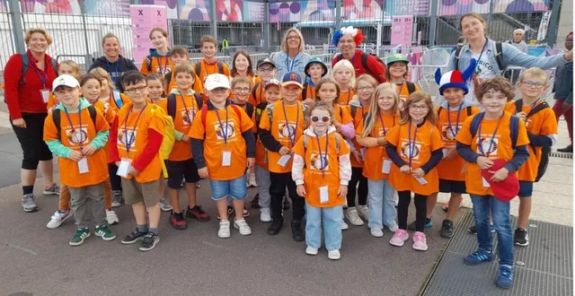 photo  une photo souvenir qui marquera la vie des participants. petits et grands. (à gauche(, isoline charlot, enseignante et directrice d’établissement et (à droite), karine paysan, enseignante.  &copy;  ouest-france 