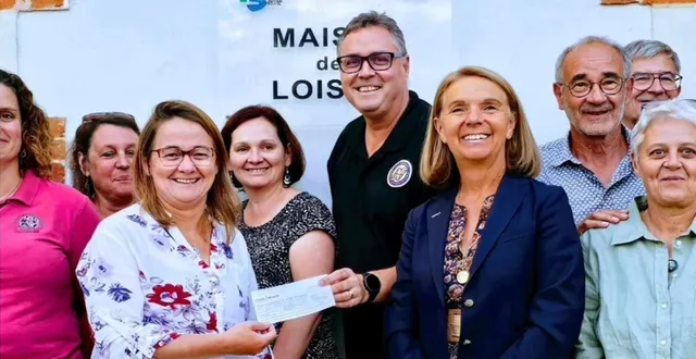 photo  véronique cantin, maire et cyril séchet, président du club neuville basket, ont remis le chèque de dons à l’association rêves.  &copy;  le maine libre 