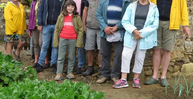 photo  la visite du jardin de marie- andrée et michel chereau (cirés jaunes) a permis à une dizaine de participants d’obtenir les conseils d’un jardinier passionné par la terre.  &copy;  le maine libre 