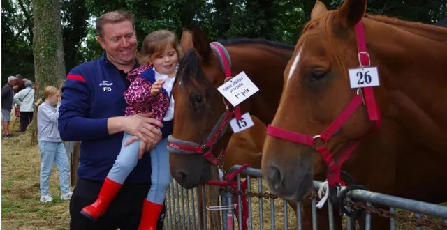 photo  des chevaux qui se sont laissés gentiment caresser par les visiteurs.  &copy;  le maine libre 