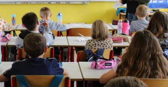 photo  les élèves de ce2 et cm1 concentrés à la lecture d’une poésie par cindy loiseau, professeure des écoles.  &copy;  le maine libre 