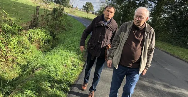 photo  jean-marie levérier et michel coutelle réclament un aménagement pour des piétons qui doivent se rendre dans le village de saint-biez-en-belin.  &copy;  ouest-france 