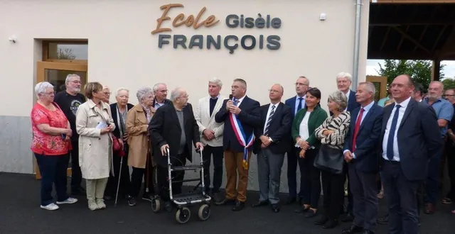 photo  la famille de gisèle françois (à gauche) a assisté à l’inauguration de l’école auprès des élus et représentants de l’état.  &copy;  le maine libre 