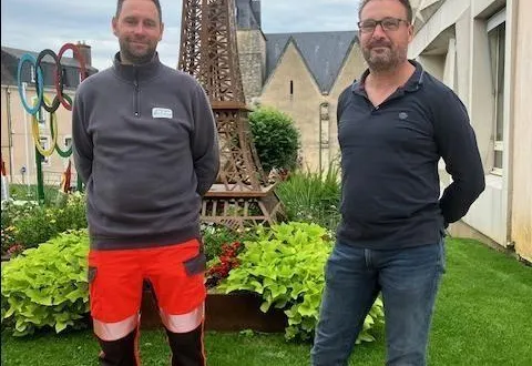 photo  olivier journet, responsable espaces verts et voirie, et julien priou, responsable des services techniques.   &copy;  le maine libre 