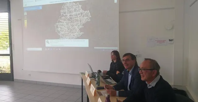 photo  dominique peter et hervé roncière ont présenté le cadastre solaire qui couvre le territoire de la communauté de communes loir lucé bercé.   &copy;  le maine libre 