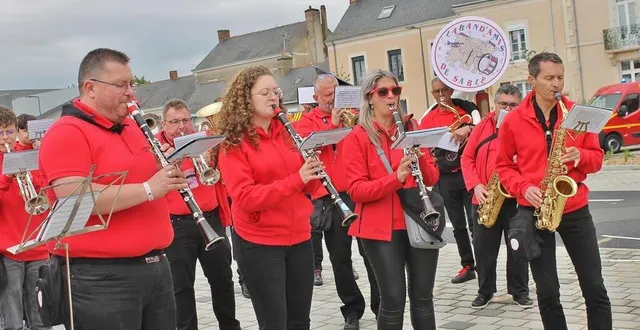 photo  les musiciens de la band’amis de sablé-sur-sarthe, ici lors de l’anniversaire des pompiers à noyen-sur-sarthe, en juin 2024.  &copy;  archives ouest-france 