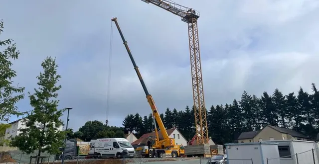 photo  le montage de la grue donne le coup d’envoi de la construction de la nouvelle mairie.  &copy;  ouest-france 