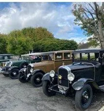 photo  en se montrant au public, ces vieilles voitures avaient fière allure.  &copy;  le maine libre 