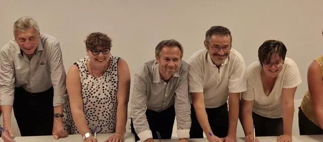 photo  signature de la convention de partenariat en vue d’organiser la prochaine coulanaise, le samedi 5 octobre.  &copy;  le maine libre 