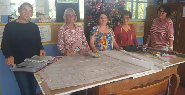 photo  valérie le gall (au centre) avec quatre de ses élèves.  &copy;  le maine libre 