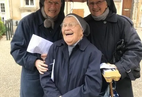 photo  sœur marie reine, sœur marie du rosaire et sœur marie michaël composent la communauté des sœurs de l’enfant jésus, installée à chantenay-villedieu depuis 104 ans.  &copy;  françoise bellat 