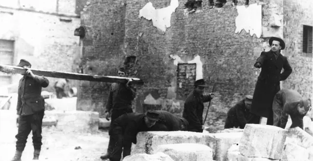 photo  d’abord parqués dans un camp à la sortie d’argentan, des prisonniers allemands seront ensuite employés pour déblayer la ville.  &copy;  archives ouest-france 