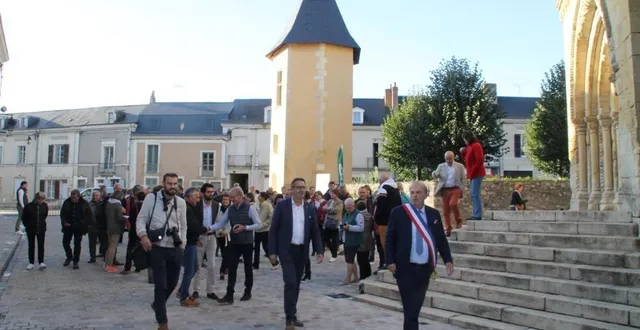 photo  le maire mène la déambulation sur les pavés du parvis près de la tour pilori, symbole de la rénovation.  &copy;  le maine libre 
