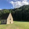 photo la chapelle du petit-saint-céneri semble avoir été offerte aux humains par l’immense forêt.