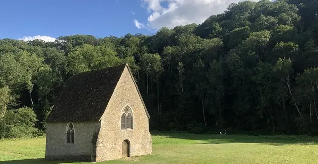 photo  la chapelle du petit-saint-céneri semble avoir été offerte aux humains par l’immense forêt.  &copy;  ouest-france 