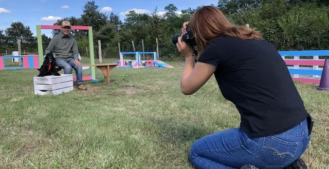 photo  christian et lina, 9 ans, un cocker dynamique « qui aime faire le chat », devant l’objectif de léna alix.  &copy;  le maine libre 