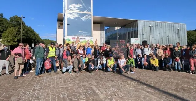 photo  une centaine de participants se sont retrouvés sur la place des jacobins, au mans (sarthe), pour dénoncer huit projets d’entrepôts xxl de logistique, en sarthe.  &copy;  collectif stop amazon 72 