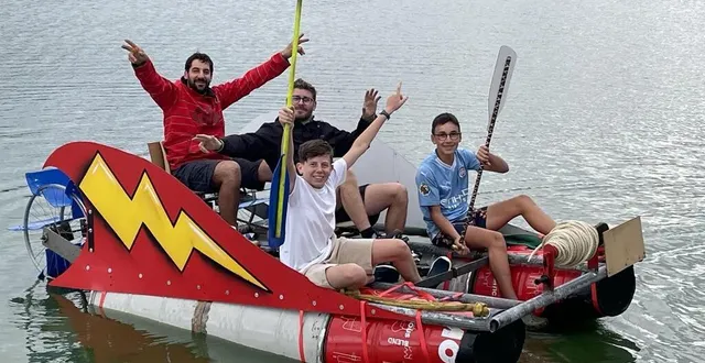 photo  l’équipe du local jeunes de tuffé embarquera à bord de son radeau en hommage au super-héros flash.  &copy;  le maine libre 