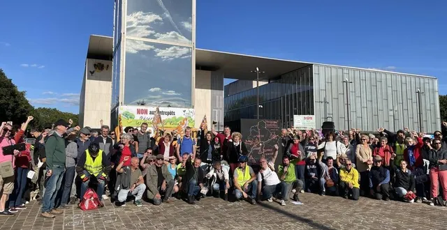 photo  une centaine de personnes ont dénoncé les projets d’entrepôts ce samedi 14 septembre 2024 au mans.  &copy;  photo : le maine libre 