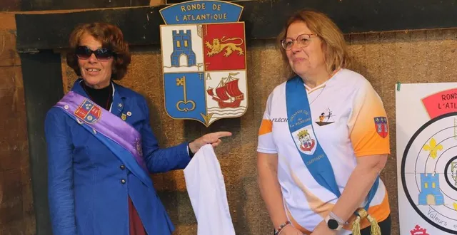 photo  nadine cantin, représentante de la fédération française de tir à l’arc, et géraldine tessier, capitaine de la compagnie d’arc de la flèche ont dévoilé les nouveaux blasons des archers fléchois, samedi 14 septembre 2024.  &copy;  ouest-france 