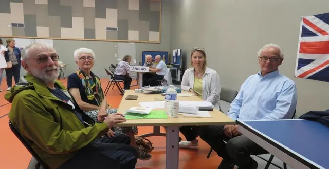 photo  pascal et nadine sont venus pour s’inscrire aux cours d’anglais animés par sophie et coordonnés par patrick.  &copy;  le maine libre 