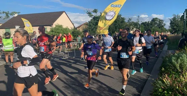 photo  environ 1 000 participants pour la 19e édition des foulées de mulsanne.  &copy;  le maine libre 