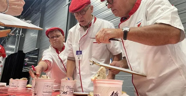 photo  xavier trouillard (à droite), a été sélectionné pour être juré d’un jour aux côtés de professionnels, pour le 32e concours départemental des meilleures rillettes, lors de la foire du mans (sarthe).  &copy;  ouest-france 