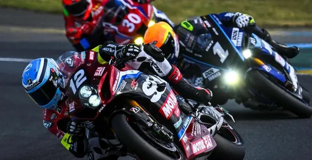 photo  la suzuki n°12 du yoshimura-sert a fini par prendre le dessus sur la yamaha n°1 du yart.  &copy;  archives le maine libre - denis lambert 