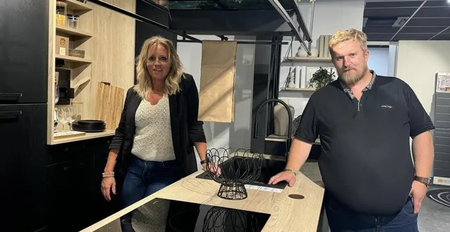 photo  sarah legrand, responsable du magasin, à alençon, travaille avec stéphane godeau, vendeur.  &copy;  ouest-france 