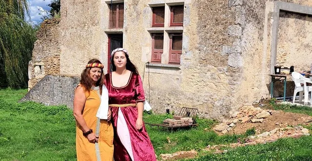 photo  la propriétaire du manoir et aliénor garnier donnent un avant-goût des médiévales roizéennes.  &copy;  ouest-france 