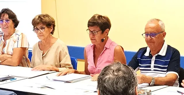 photo  la présidente marie claire viot, au centre, a présenté le programme du club des 1 000 pattes, dans la continuité avec l’aide de dany gouhier, ancienne présidente, à sa droite.  &copy;  ouest-france 