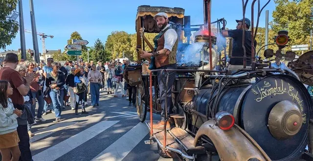 photo  impossible de résister aux rythmes entraînants des trimardeurs de la locomobile, ici dimanche, près des halles cœur-de-maine.  &copy;  ouest-france 