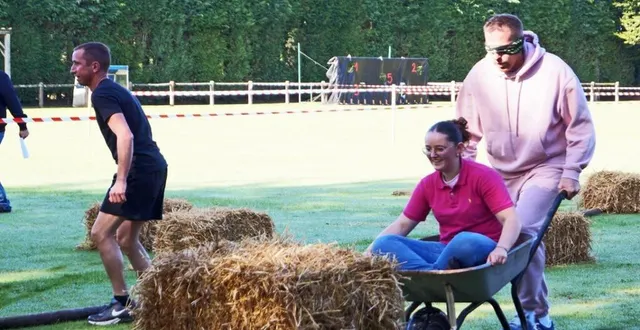 photo  pas facile de faire diriger la brouette à travers un parcours semé d’embûches, quand le pilote se dirige à l’aveugle.  &copy;  ouest-france 