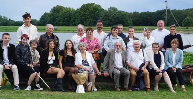 photo  claude et françoise fromageau, entourés de leurs proches, sur les bords de maine à bouchemaine, ont fêté leurs 60 ans de mariage.  &copy;  co 