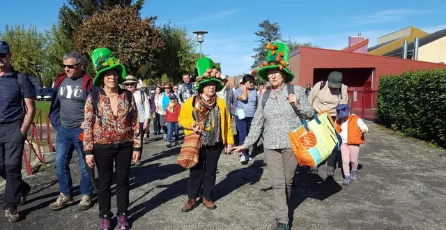 photo  randonnée accompagnée des trois conteuses.  &copy;  école buissonnière 