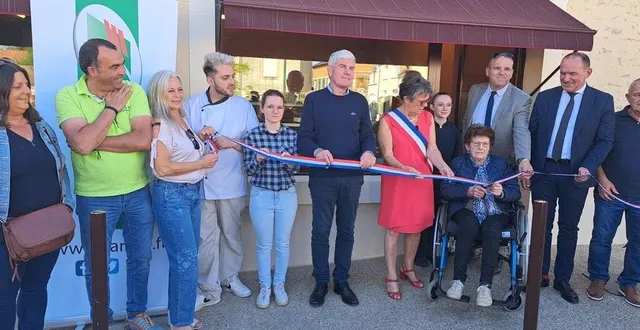 photo  jeanne briant, ancienne propriétaire de la boulangerie, coupe le ruban tricolore en présence des élus.  &copy;  ouest-france 