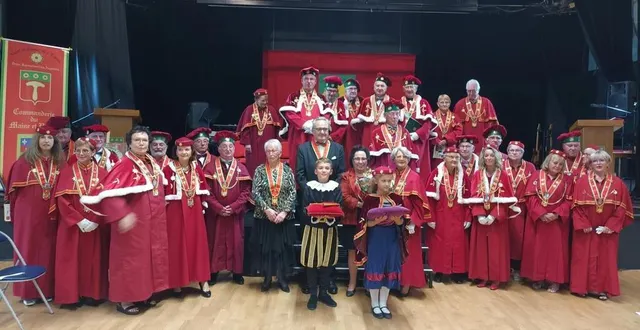 photo  la commanderie a intronisé deux nouveaux, décoré une fidèle anysetière et attribué trois dons à des associations caritatives.  &copy;  ouest-france 